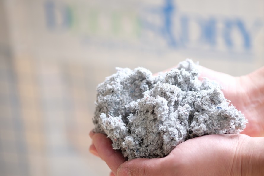 新聞紙をリサイクルしたセルロースファイバー断熱材「デコスファイバー」